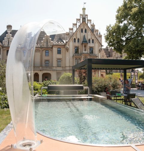 Schloss Grafenegg und davor ist ein Pool.