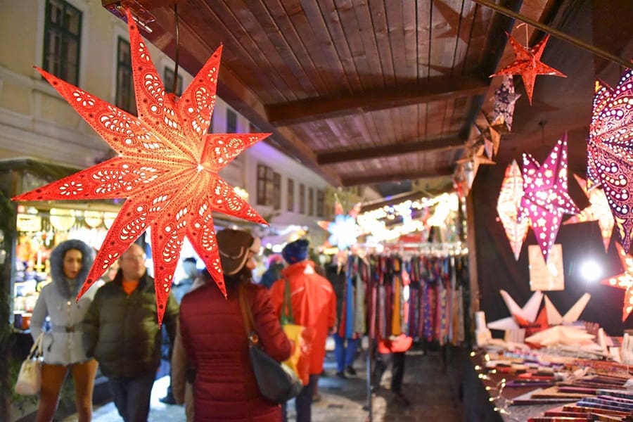 roter Leuchtstern, im Hintergrund der Weihnachtsmarkt