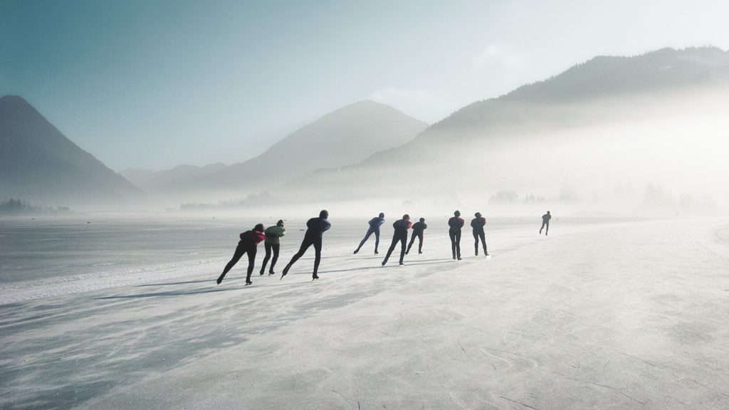 Eisläufer auf dem Weissensee, der größten Natureisfläche Europas