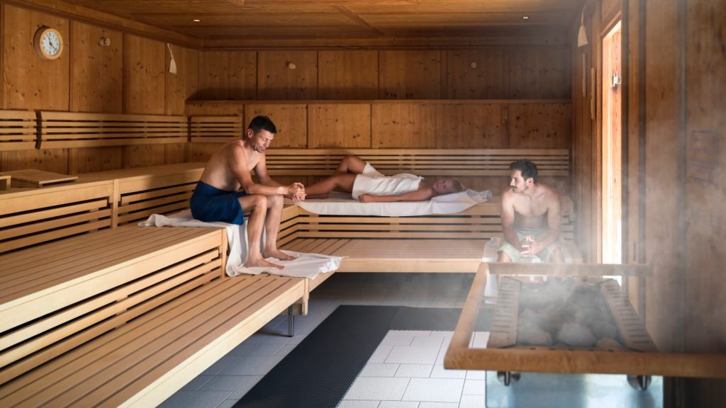 drei Saunabesucher in der Watzmann Therme Berchtesgaden