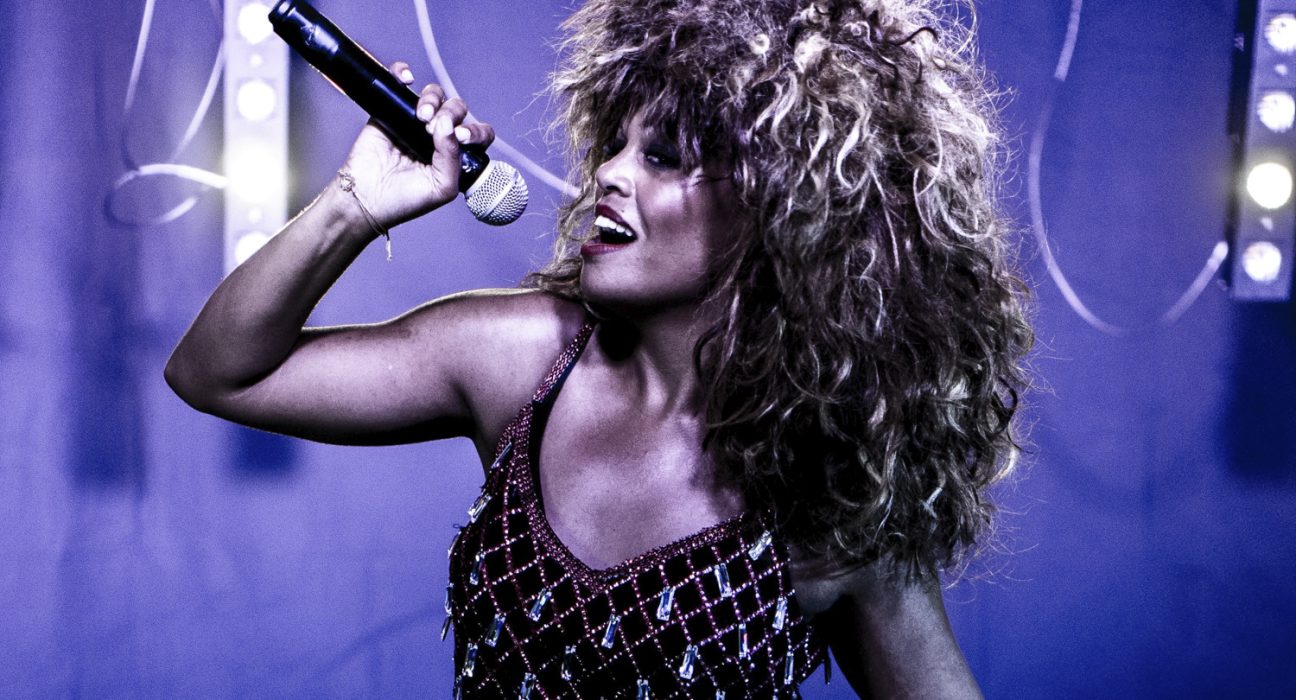Sharon Ballard performt im Tina Turner Kostüm einen Song