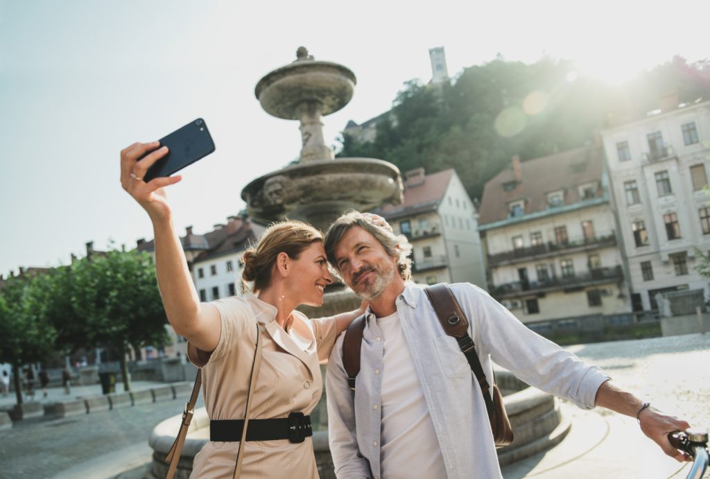 Touristen-Paar macht Selfie auf öffentlichem Platz in Slowenien  