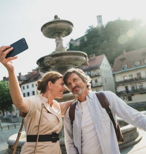 Touristen-Paar macht Selfie auf öffentlichem Platz in Slowenien