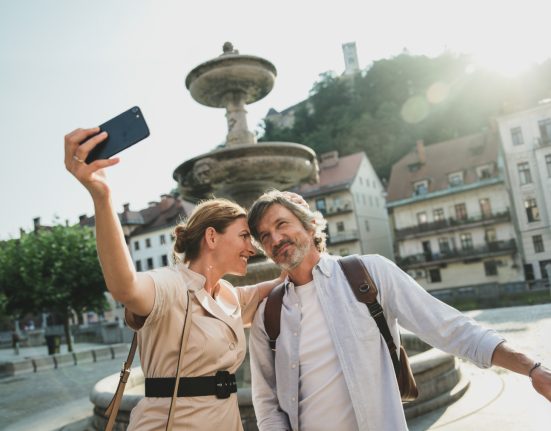 Touristen-Paar macht Selfie auf öffentlichem Platz in Slowenien