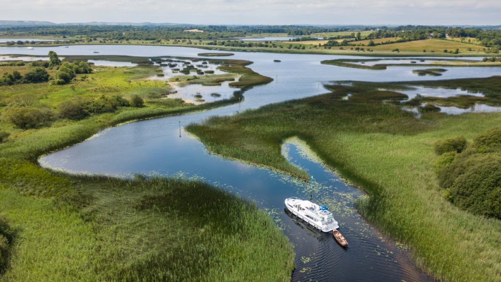Perspektive einer Drohne auf Hausboot am gewundenen Lough Boderg beim Fluss Shannon