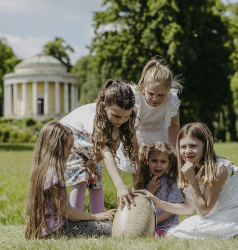 Kinder mit riesigem Ei im Schlossgarten Eisenstadt