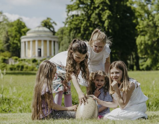Kinder mit riesigem Ei im Schlossgarten Eisenstadt