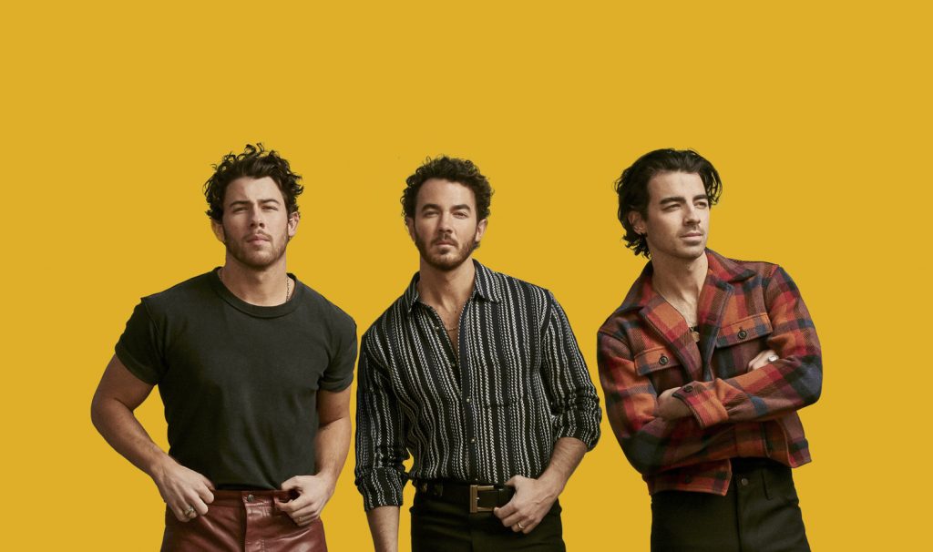 Jonas Brothers auf gelbem Hintergrund