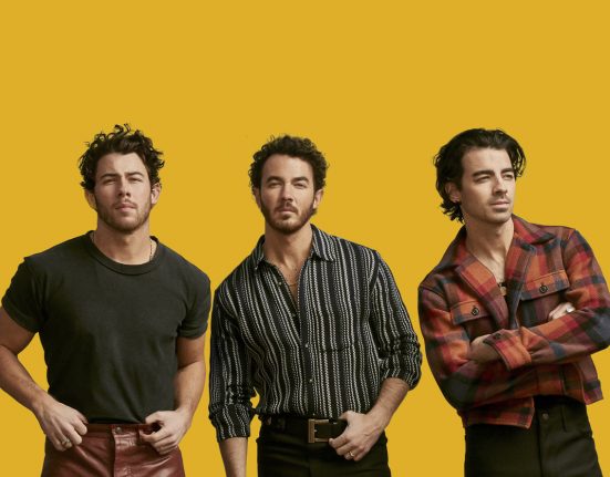Jonas Brothers auf gelbem Hintergrund