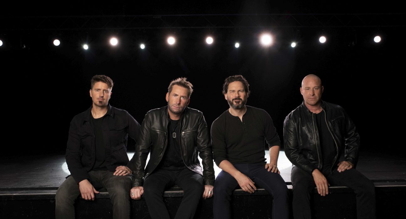 Die Band Nickelback auf einer Bühne sitzend