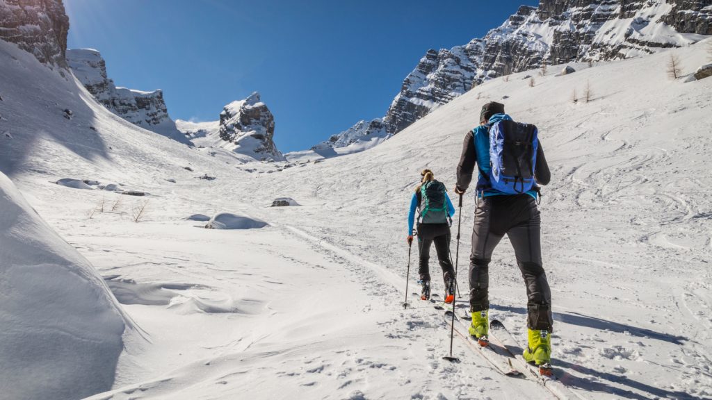 Zwei Skibergsteiger bei Sonnenschein unterwegs auf Skitour im Watzmannkar in Berchtesgaden