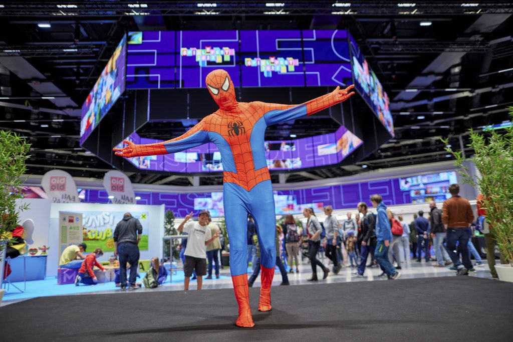 Person verkleidet als Spiderman am Spielefest