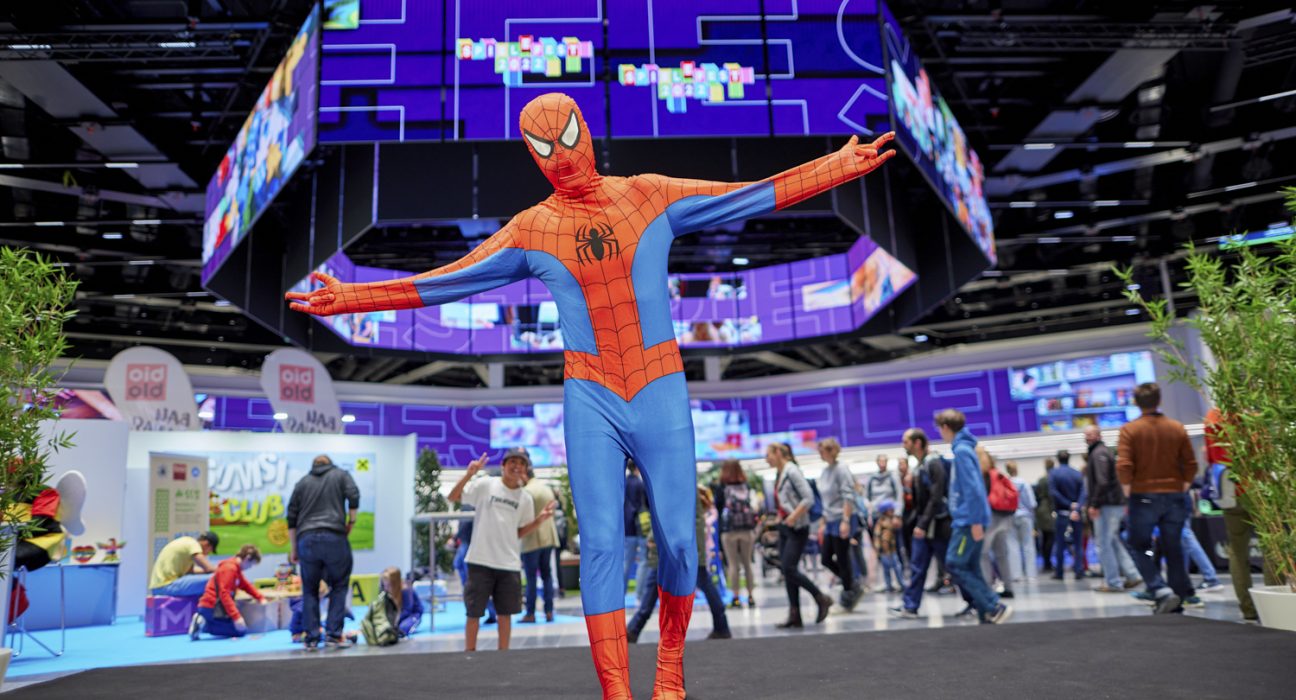 Person verkleidet als Spiderman am Spielefest