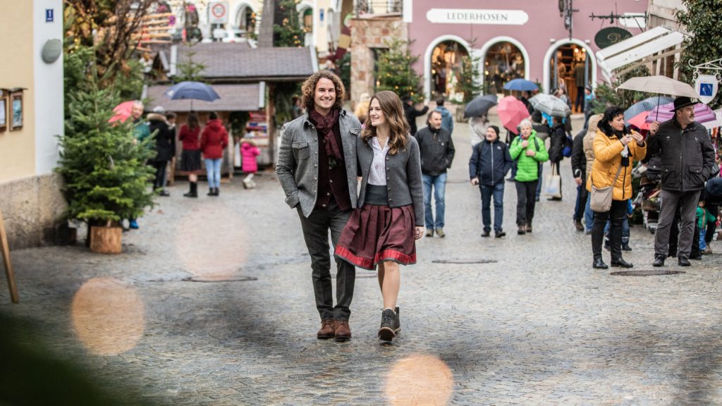 Paar beim Shoppen im Advent in Altstadt in Berchtesgaden