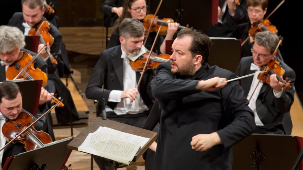Dirigent und Gewandhausorchester Leipzig in Aktion