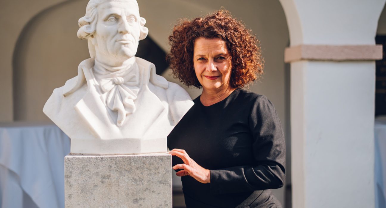 Angelika Kirchschlager neben Haydnstatue