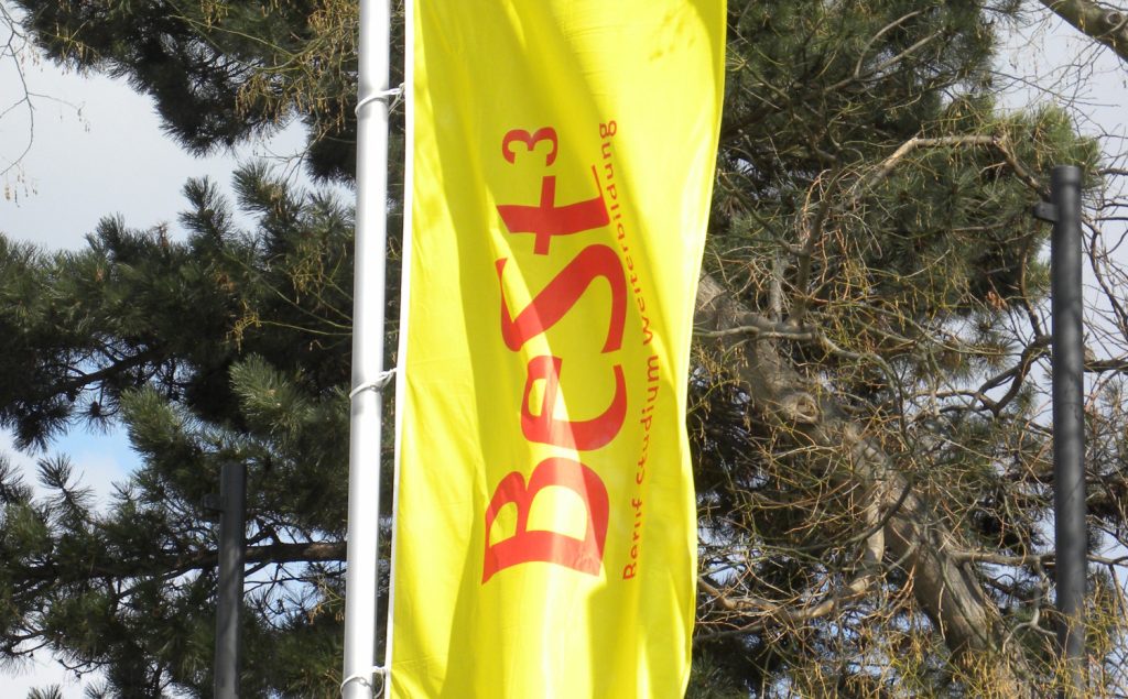 BeSt3 Fahne in gelb mit oranger Schrift