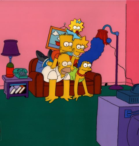 Die Cartoonfiguren "Simpsons" sitzen auf einer Couch vor einem Fernseher.