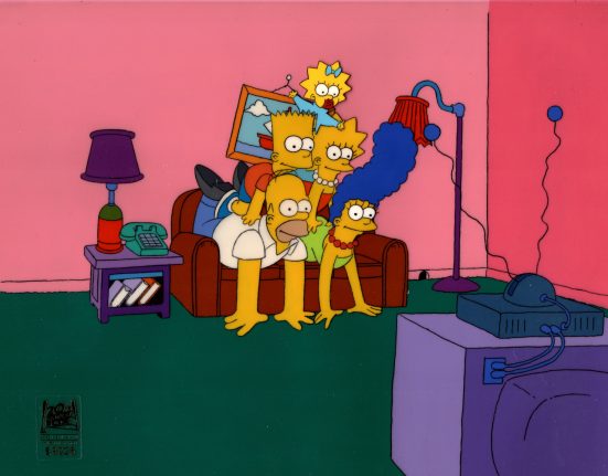 Die Cartoonfiguren "Simpsons" sitzen auf einer Couch vor einem Fernseher.