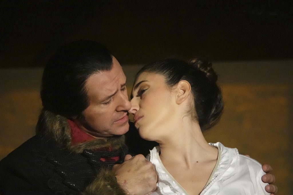 Dracula küsst eine junge Frau