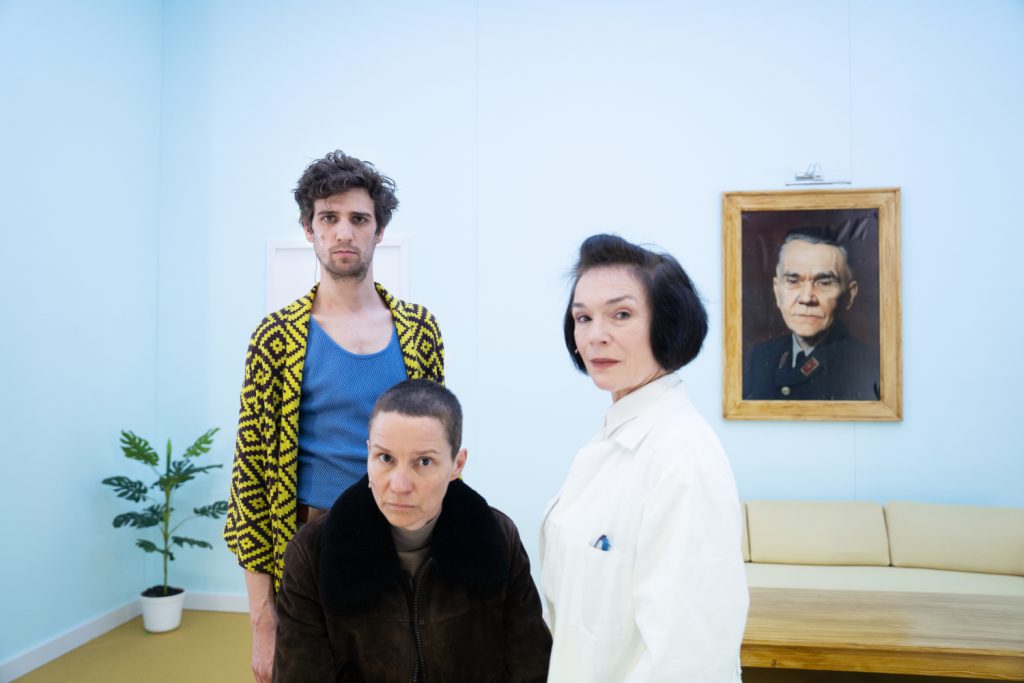 v.l.n.r. Julian Tzschentke, Bettina Kerl, Julia Stemberger in ihren Kostümen, im Hintergrund das Bühnenbild des Stücks „Die Physiker“