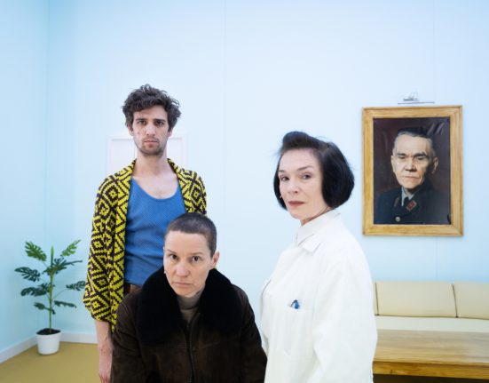 v.l.n.r. Julian Tzschentke, Bettina Kerl, Julia Stemberger in ihren Kostümen, im Hintergrund das Bühnenbild des Stücks „Die Physiker“