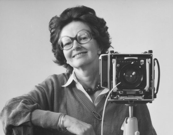 Elfriede Mejchar mit Linhof-Kamera und Stativ im Bundesdenkmalamt, schwarz-weoß Fotografie
