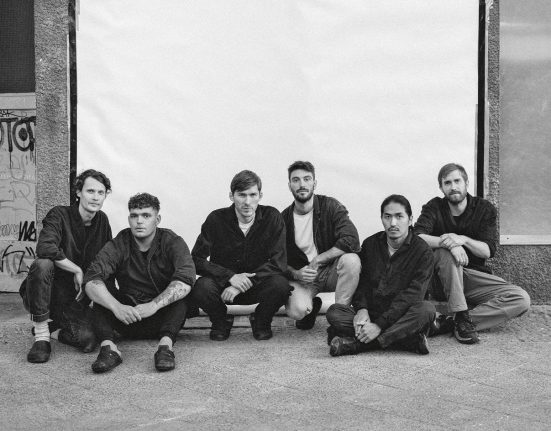 Gruppenfoto von den Mitarbeitern des Erst in Schwarz-Weiß