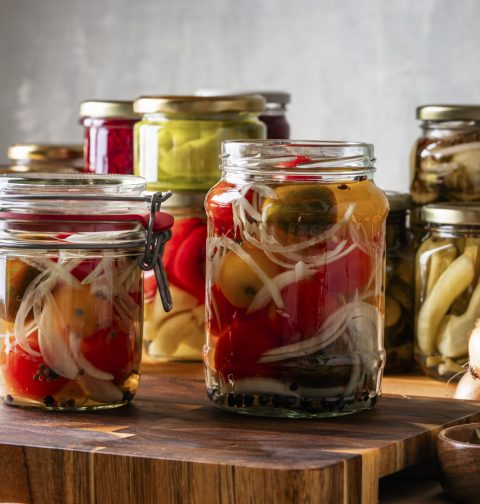 Einmachgläser mit fermentiertem Gemüse auf einem Tisch