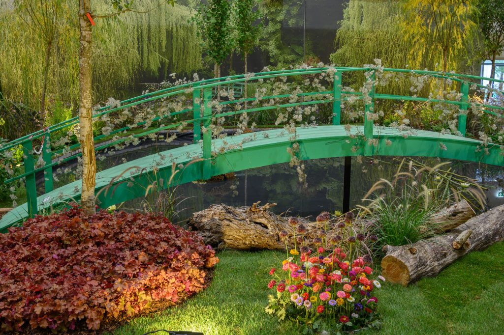 grüne Brücke mit Blumen