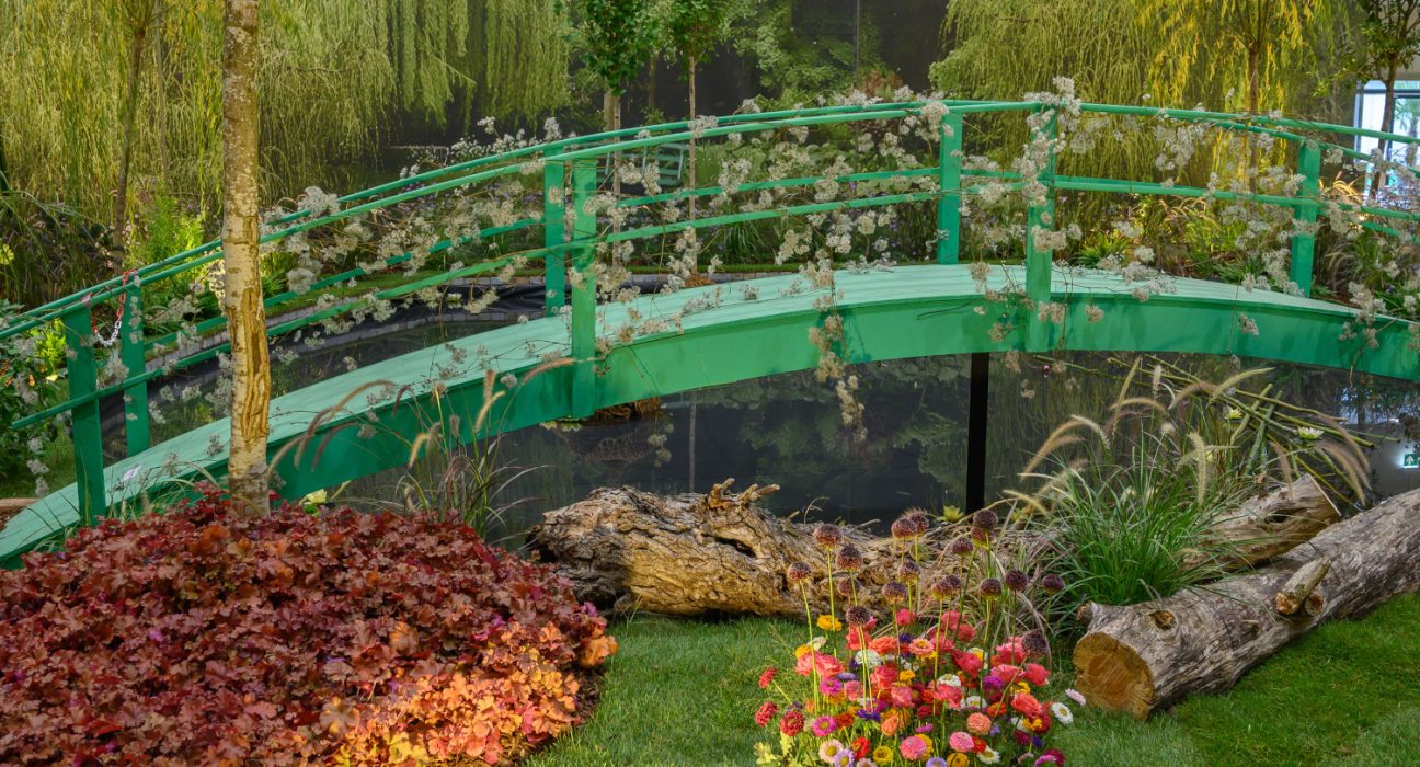grüne Brücke mit Blumen