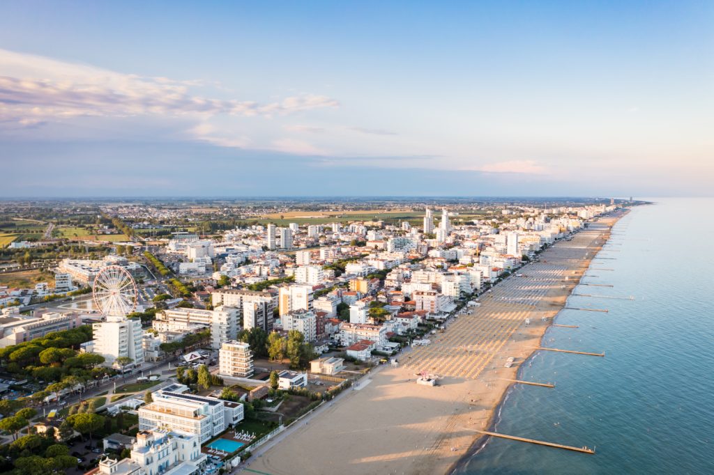 Luftaufnahme auf die berühmte Küste von Lido di Jesolo in Italien
