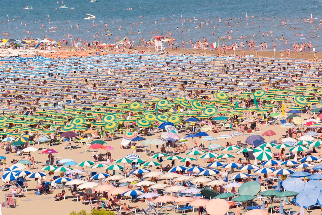 Blick auf den Strand mit Sonnenschirmen und Liegestühlen, Lignano Sabbiadoro, Udine, Adriaküste, Italien, Europa