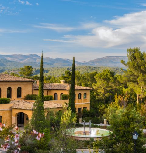 Außenansicht des Spas des Terre Blanche Hôtels in der Provence mit einer für die Mittelmeer-Region typischen Fassade.