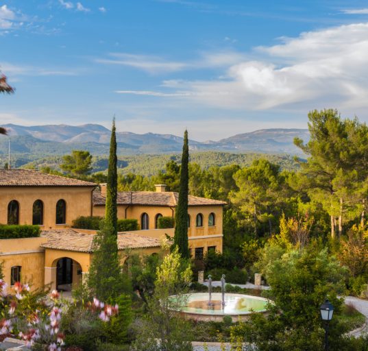 Außenansicht des Spas des Terre Blanche Hôtels in der Provence mit einer für die Mittelmeer-Region typischen Fassade.