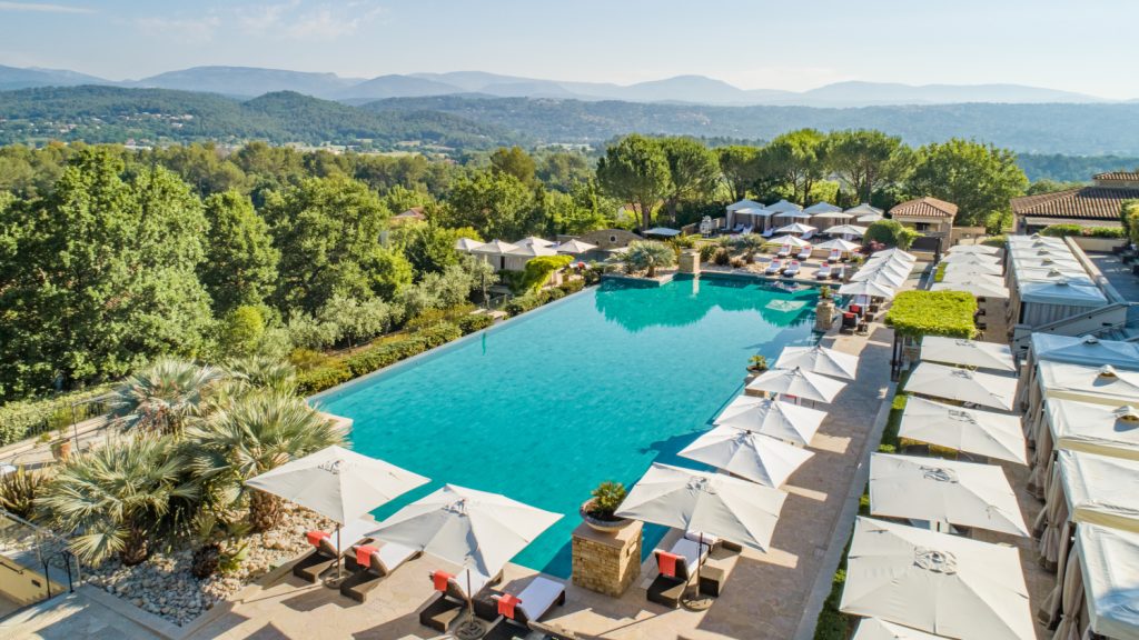 Vogelansicht des Outdoor-Pools des Hotels Terre Blance mit Blick in die Landschaft der Provence