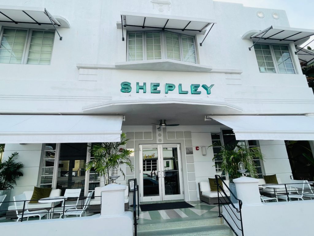 Weiße Fassade des Hotel Shepley im Art-Déco-Stil