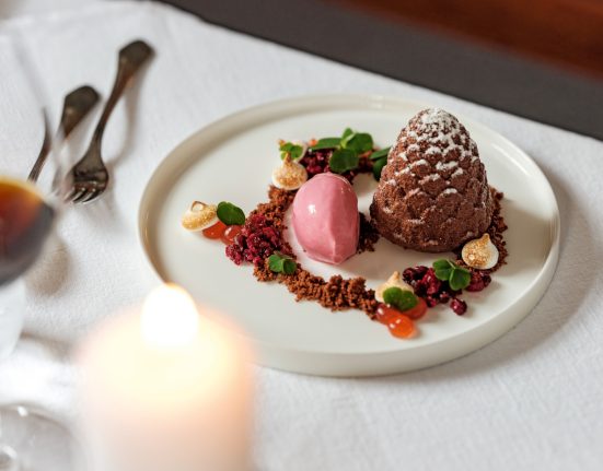Dessertteller mit Dessert auf einem Tisch in einem Restaurant im Pinzgau
