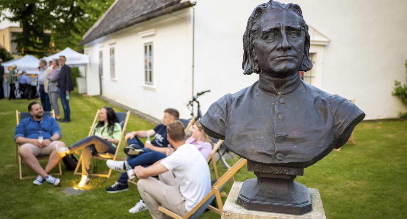 Liszt-büste im Garten vor Liszts Geburtshaus