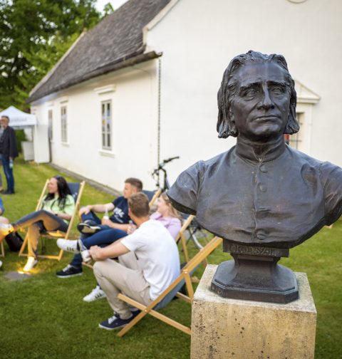 Liszt-büste im Garten vor Liszts Geburtshaus