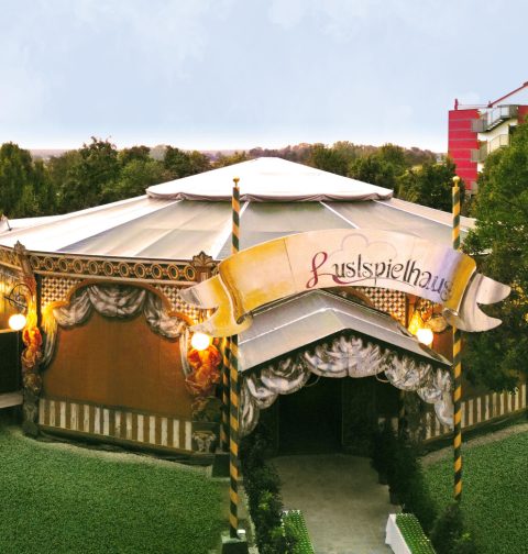 Ein Zelt wo vorne "Lustspielhaus" daraufsteht.