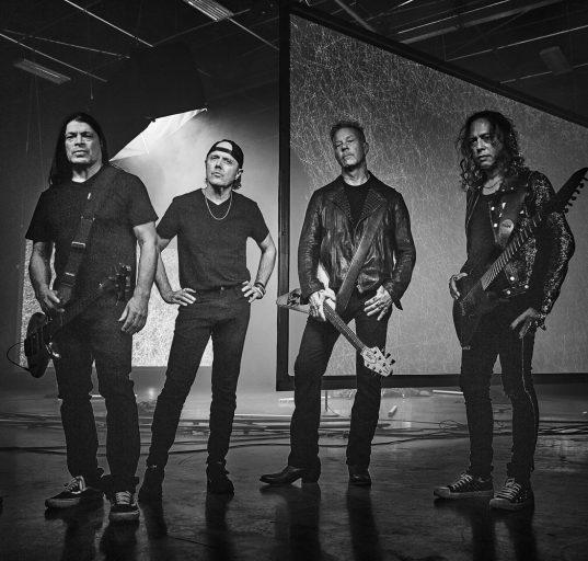 Pressefoto Metallica, allle Bandmitgleider stehen nebeneinander, schwarz/weiß