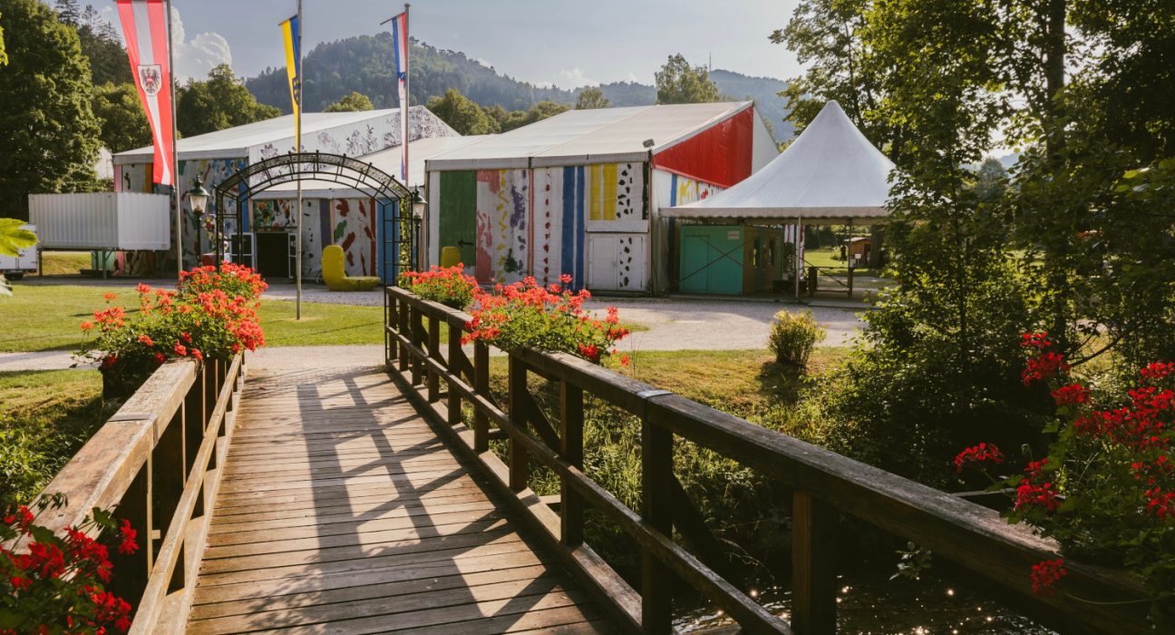 Theaterzelt im Bleichgarten in Gutenstein ausgehend vom Parkplatz der Raimundspiele über die Brücke