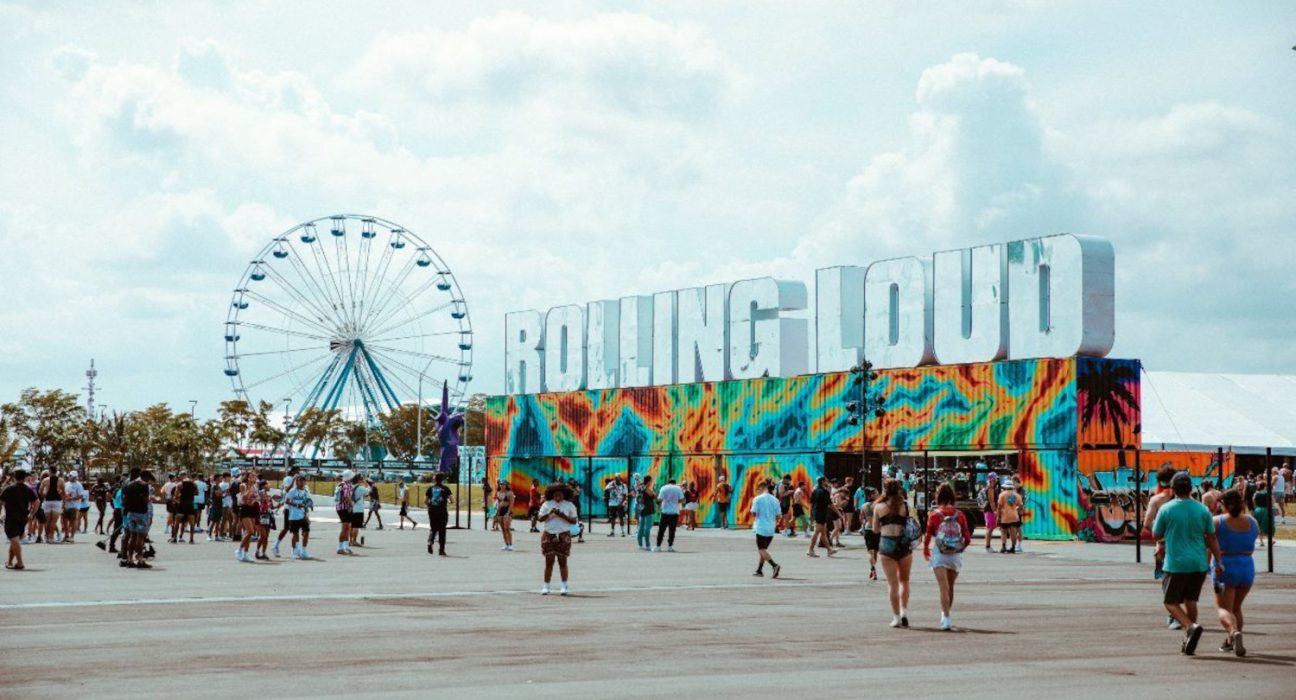 Eingangsbereich des Rolling Loud Festivals, im Hintergrund ein Riesenrad