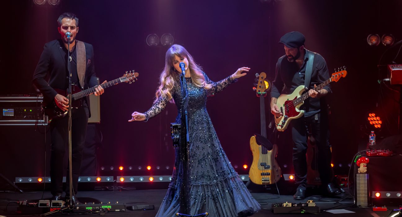 Sängerin von Rumours of Fleetwood Mac im blauen Kleid