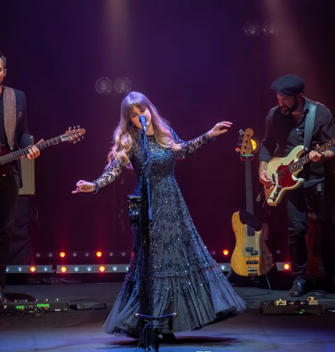 Sängerin von Rumours of Fleetwood Mac im blauen Kleid