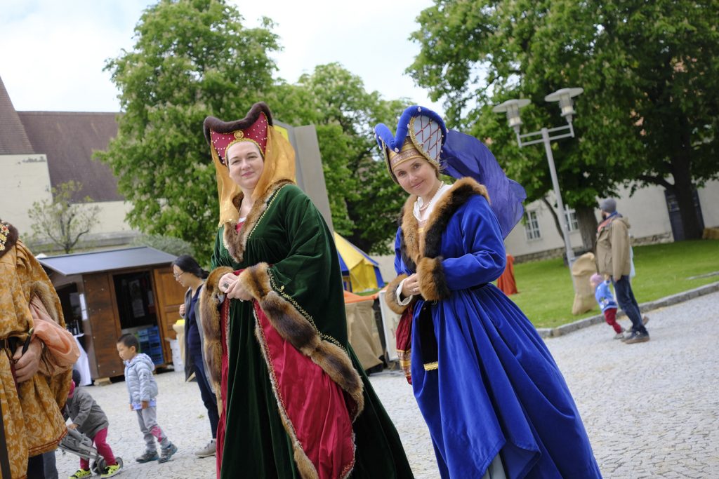 Zwei Damen in mittelalterlichem Kostüm