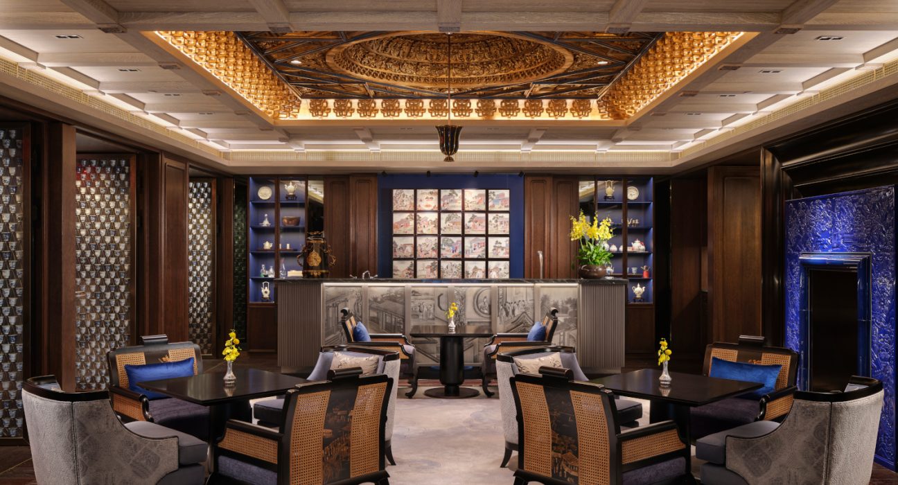 Tresen im britisch-asiatischen Restaurant Canton Blue mit Tischen und Sitzgelegenheiten des neuen Londoner The Pensinsula