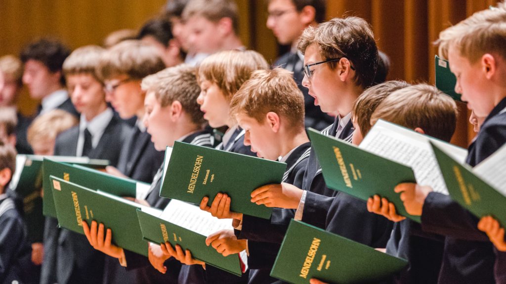 Jugendliche des Thomeranerchors Leipzig beim Singen mit Liederbüchern