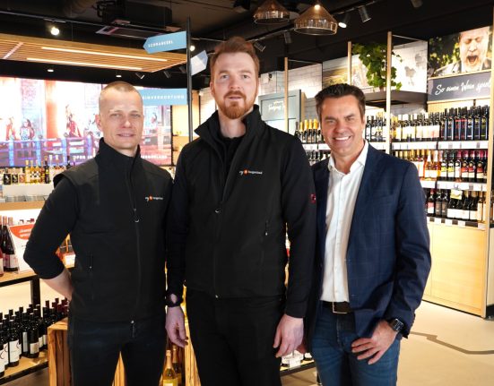Tourismuschef Didi Tunkel (r.) mit Paul Ziegler und Robert Rencok, dem Führungsteam des my burgenland Shops, im Shop.